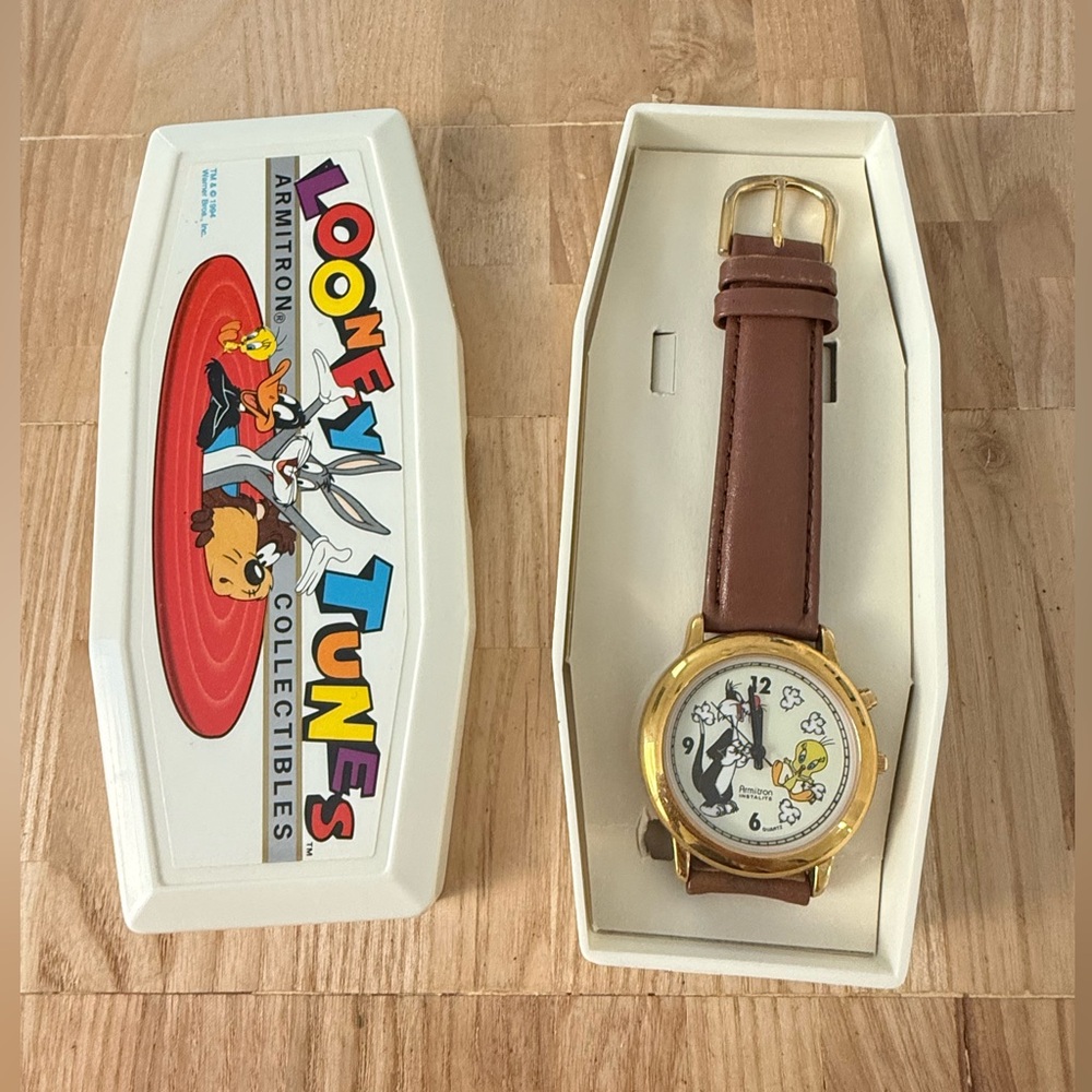 Vintage Warner Bros. looney tunes tweety and Sylvester watch NEW BATTERY